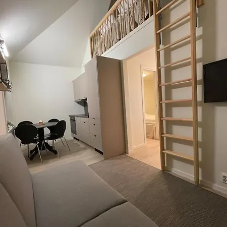 The Yellow House Nr 11 By Berti's * ستافانجر